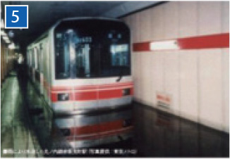 浸水した地下鉄駅構内の写真