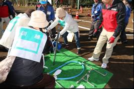 写真：参加者が給水している様子