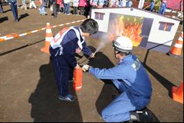 写真：消火器を使い消火訓練する子供