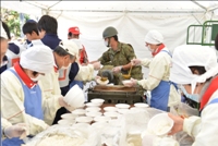 写真：沢山の器に料理をいれる様子