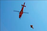 写真：ヘリコプターで釣り上げられる負傷者の様子