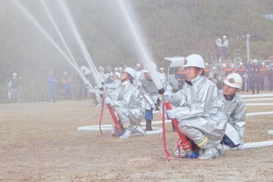 写真：放水する消防隊員