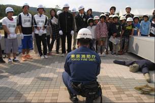 写真：住民に説明をする男性