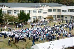 写真：小学校の校庭へ集まる住民の様子