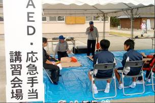 写真：AEDの講習を受ける子供たち