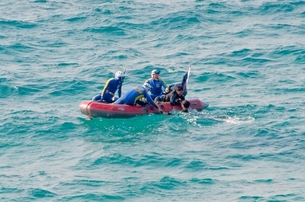 写真：救命ボートで遭難者を救助する様子