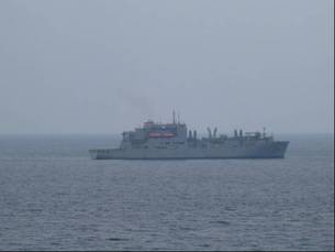 写真：海を走行する米海軍補給艦