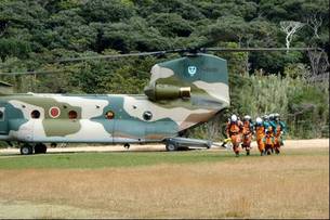 写真：CH-47から降りてくる救助隊の様子