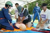 写真：AEDの指導を受ける女性