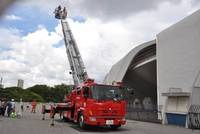 写真：はしごが高く伸びている消防車
