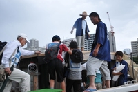 写真：屋形船に乗り込む人たち