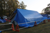 写真：中が見えない青色のテント