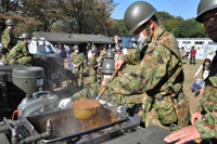 写真：カレーを作る自衛隊員