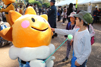 写真：着ぐるみと触れ合う子供たち