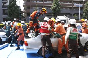 被災車両からの救出救助訓練の写真