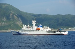 大島地方隊を輸送した海上保安庁巡視船「いず」の写真