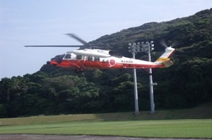 千葉県応援職員を空輸した海上自衛隊「UH-60J」の写真