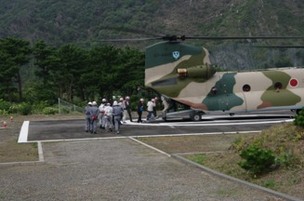 航空自衛隊「CH-47」による若郷地区からの住民避難の写真