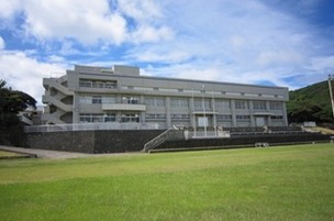 メイン会場となった都立新島高等学校の写真