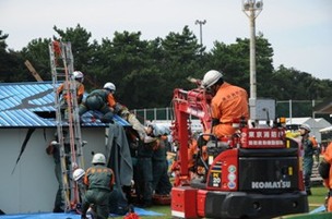 警視庁、東京消防庁による倒壊家屋からの救出救助活動の写真