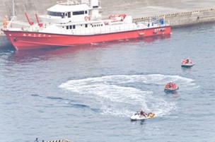 東京消防庁水難救助隊による漂流者の救助訓練の写真