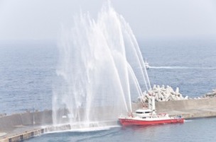 東京消防庁消防艇「みやこどり」による一斉放水の写真