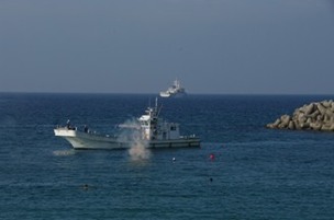 定置網船「第3にいじま」と海上保安庁との連携による海難救助訓練の写真