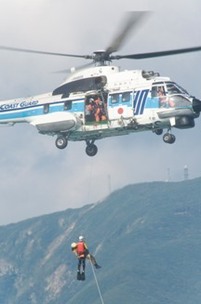 海上保安庁ヘリ「スーパーピューマ」による救助活動の写真