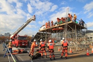 高架倒壊事故救出訓練の写真