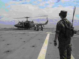 陸上自衛隊ヘリ着艦訓練の写真