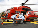ヘリを活用した被災者の緊急搬送訓練の写真