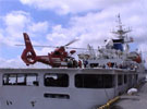 海上保安庁巡視船「いず」への搬送訓練の写真