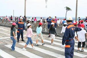 八丈島警察署の誘導による住民避難の写真