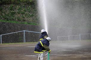 消火栓からの散水訓練の写真