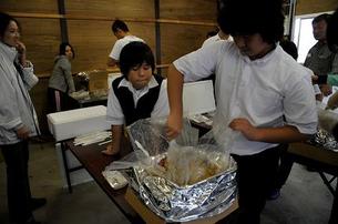 児童・生徒による炊き出し訓練の写真1