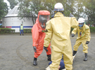 写真:防護服を着て訓練している様子