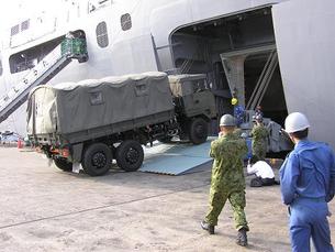 海上自衛隊輸送艦による輸送の写真2