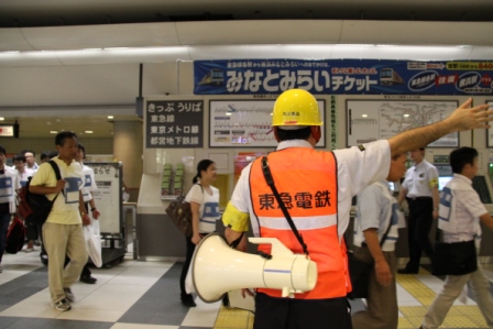 駅構内の帰宅困難者を駅係員が安全な場所に誘導の写真