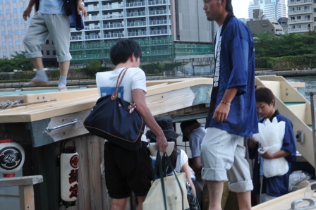 屋形船による帰宅困難者の代替輸送を実施の写真2
