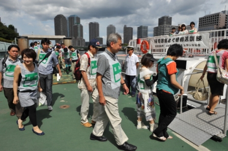 水上バスによる帰宅困難者の代替輸送を実施の写真