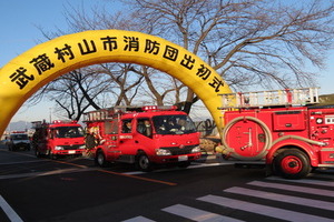 写真：出初式で何台もの消防車が通る様子