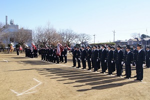 写真：整列する制服をきた団員