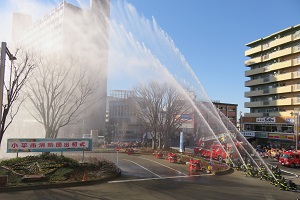 写真：一斉放水の様子