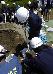 写真：土を掘る団員