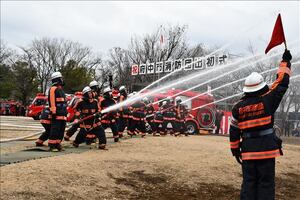 写真：消防団出初式一斉放水の様子