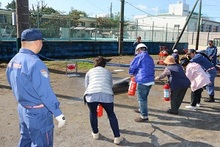 写真：市民への初期消火指導