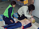 写真：応急手当の指導をしている女性団員