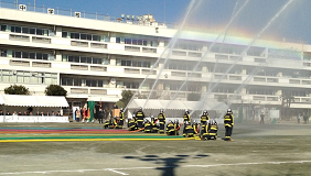 写真：消防団による一斉放水の様子