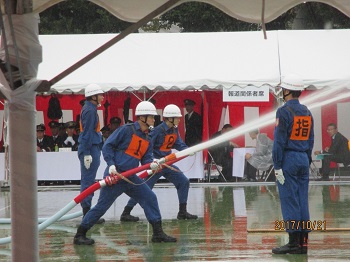 写真：放水演技の様子