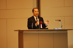講演する山村氏の写真
